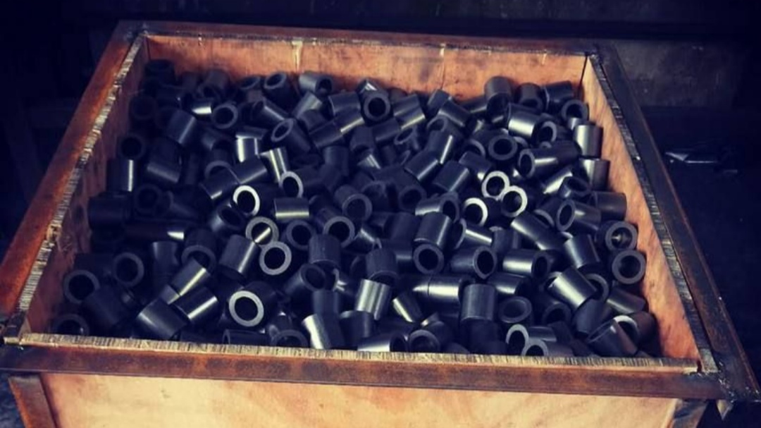 Surface microstructure of graphite versus ceramic packing